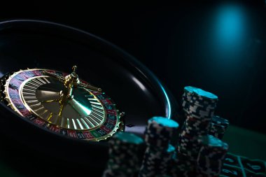  Casino arka plan, rulet tekerleği hareket oyun masada poker fişleri