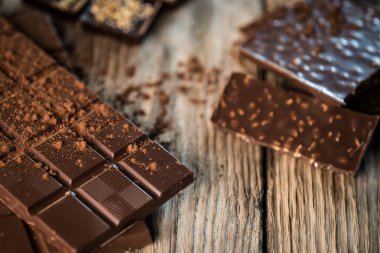 Lezzetli aromatik ahşap arka plan üzerinde çikolata