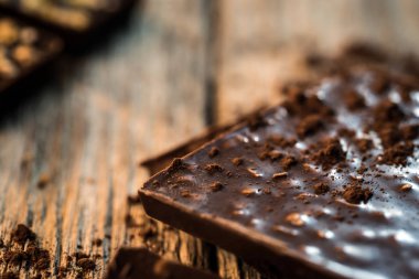 Lezzetli aromatik ahşap arka plan üzerinde çikolata