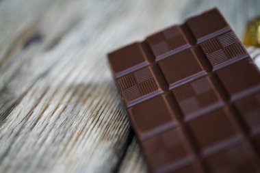 Ahşap masaüzerinde çikolata yakın