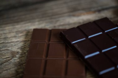 ahşap masa üstünde çikolata barlar yakın çekim