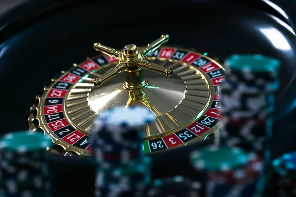 Kaszinó Háttér Póker Zseton Szerencsejáték Asztalt Rulett Kerék Mozgásban — Stock Fotó