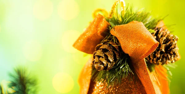 モミの枝と新年とクリスマスの装飾 — ストック写真