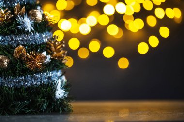 Yeni yıl ve yılbaşı süslemeleri. Kutlama yeni yıl kavramı.