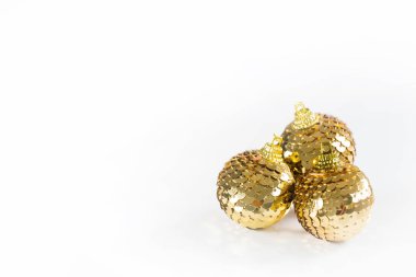 Noel süslemeleri beyaz zemin üzerine izole topları