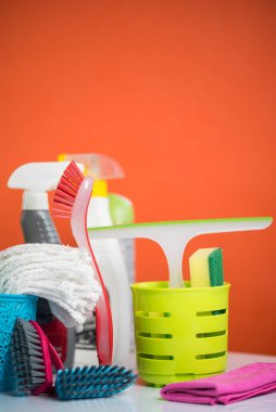 Ev temizlik kavramı. Çeşitli temizlik ürünleri, tipografi için yer