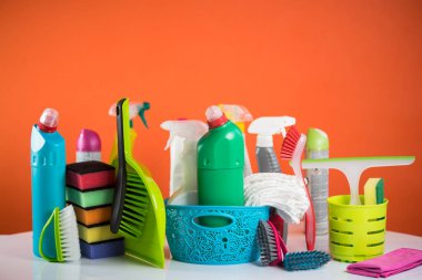 Ev temizlik kavramı. Çeşitli temizlik ürünleri, tipografi için yer