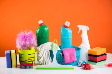 Ev temizlik kavramı. Çeşitli temizlik ürünleri, tipografi için yer
