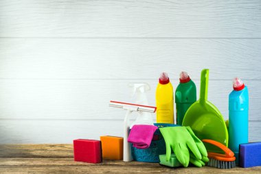 Ev temizlik kavramı. Çeşitli temizlik ürünleri, tipografi için yer