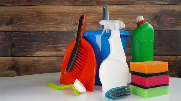 Концепция очистки дома. Различные чистящие средства, место для типографии
