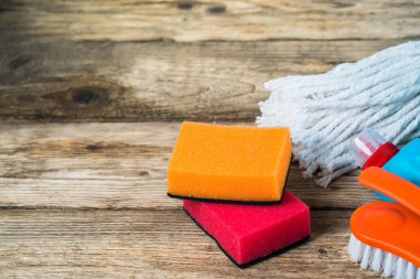 Çamaşır ve temizlik odası için renkli aletler