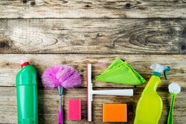 Ev temizlik kavramı. Çeşitli temizlik ürünleri, tipografi için yer