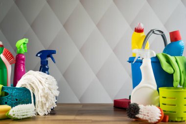 Ev temizlik kavramı. Çeşitli temizlik ürünleri, tipografi için yer