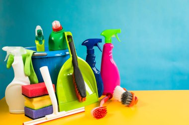 Ev temizlik kavramı. Çeşitli temizlik ürünleri, tipografi için yer