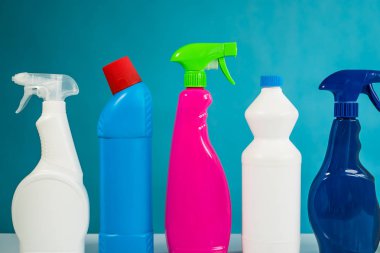 Ev temizlik kavramı. Çeşitli temizlik ürünleri, tipografi için yer