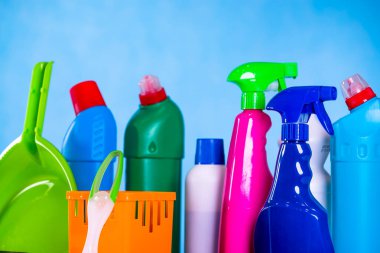 Ev temizlik kavramı. Çeşitli temizlik ürünleri, tipografi için yer