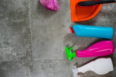 Ev temizlik kavramı. Çeşitli temizlik ürünleri, tipografi için yer