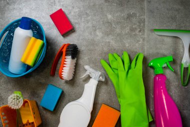 Ev temizlik kavramı. Çeşitli temizlik ürünleri, tipografi için yer