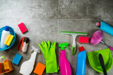 Ev temizlik kavramı. Çeşitli temizlik ürünleri, tipografi için yer