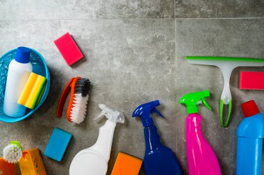 Ev temizlik kavramı. Temizleme ürünleri, tipografi için yer çerçeve