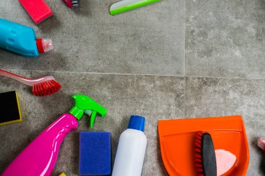 Ev temizlik kavramı. Temizleme ürünleri, tipografi için yer çerçeve