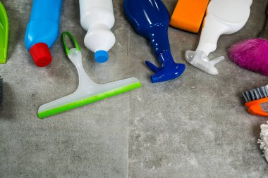Ev temizlik kavramı. Temizleme ürünleri, tipografi için yer çerçeve