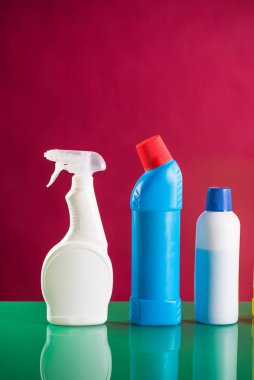 Ev temizlik kavramı. Çeşitli temizlik ürünleri, tipografi için yer