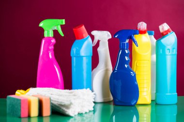 Ev temizlik kavramı. Çeşitli temizlik ürünleri, tipografi için yer