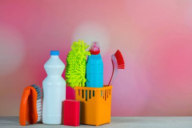 Ev temizlik kavramı. Çeşitli temizlik ürünleri, tipografi için yer