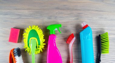 Ev temizlik kavramı. Çeşitli temizlik ürünleri, tipografi için yer