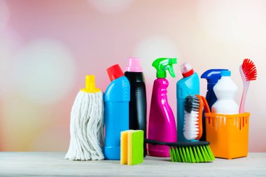 Ev temizlik kavramı. Çeşitli temizlik ürünleri, tipografi için yer