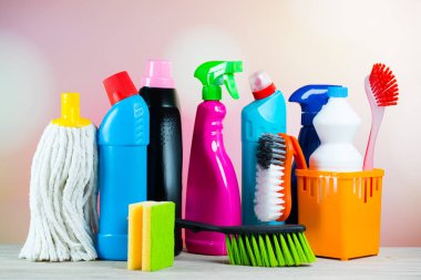 Ev temizlik kavramı. Çeşitli temizlik ürünleri, tipografi için yer