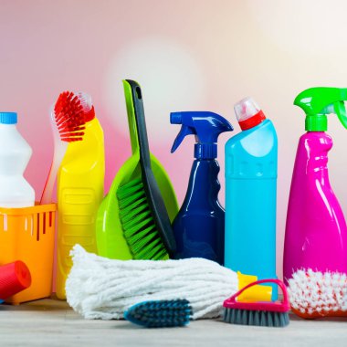 Ev temizlik kavramı. Çeşitli temizlik ürünleri, tipografi için yer