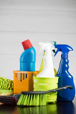 Ev temizlik kavramı. Çeşitli temizlik ürünleri, tipografi için yer
