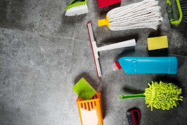 Ev temizlik kavramı. Çeşitli temizlik ürünleri, tipografi için yer