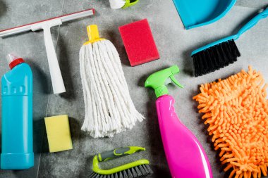 Ev temizlik kavramı. Çeşitli temizlik ürünleri, tipografi için yer