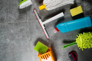 Ev temizlik kavramı. Çeşitli temizlik ürünleri, tipografi için yer