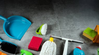 Ev temizlik kavramı. Çeşitli temizlik ürünleri, tipografi için yer