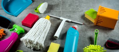 Ev temizlik kavramı. Çeşitli temizlik ürünleri, tipografi için yer