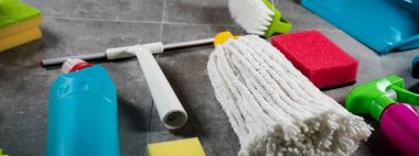 Ev temizlik kavramı. Çeşitli temizlik ürünleri, tipografi için yer