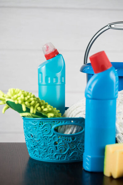 Концепция очистки дома. Различные чистящие средства, место для типографии
