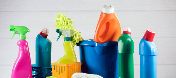 Концепция очистки дома. Различные чистящие средства, место для типографии
