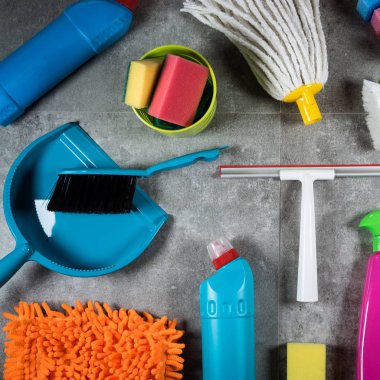 Ev temizlik kavramı. Çeşitli temizlik ürünleri, tipografi için yer