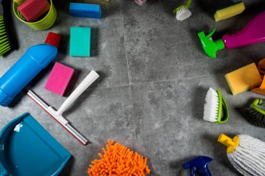 Ev temizlik kavramı. Çeşitli temizlik ürünleri, tipografi için yer