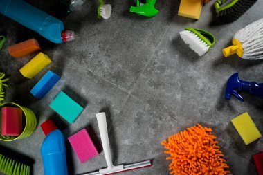 Ev temizlik kavramı. Çeşitli temizlik ürünleri, tipografi için yer