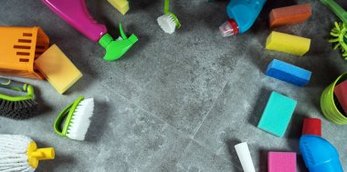 Ev temizlik kavramı. Çeşitli temizlik ürünleri, tipografi için yer