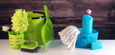 Çamaşır ve temizlik odası için renkli aletler