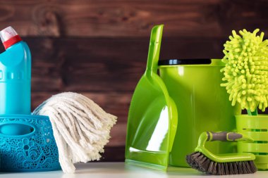 Çamaşır ve temizlik odası için renkli aletler