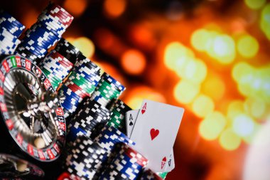 Renkli oyun poker fişleri ve kartları kapat