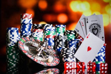 Renkli oyun poker fişleri ve kartları kapat